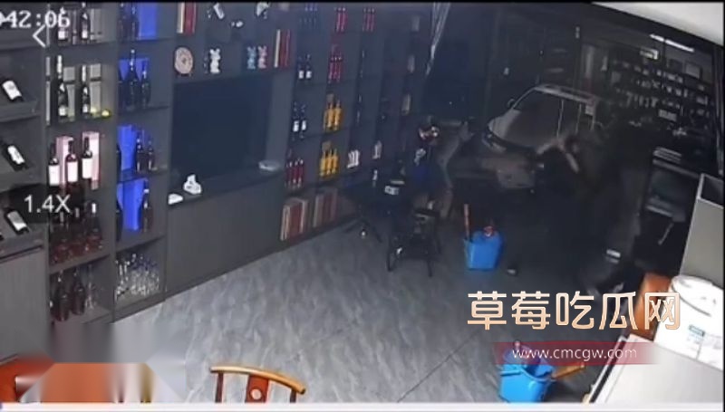 男女大白天在店里偷情被正宫老婆当场抓包2 男女大白天在店里偷情被正宫老婆当场抓包2