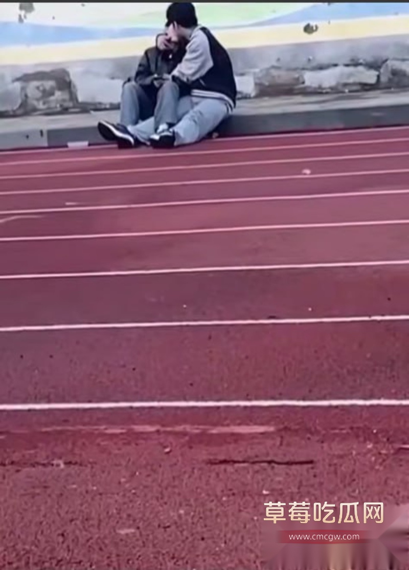 饥渴小情侣校园操场内接吻扣弄下体 9 饥渴小情侣校园操场内接吻扣弄下体 9