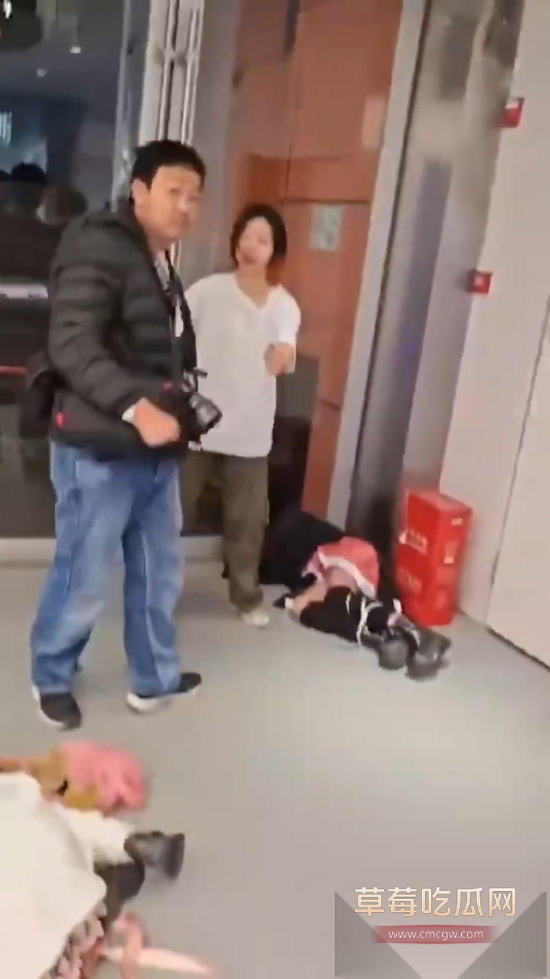 四川天府红摄影打人事件 9