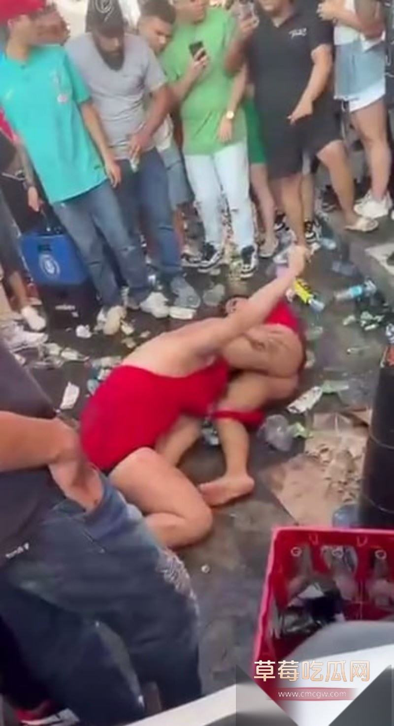 两个女的街头扭打成一团1