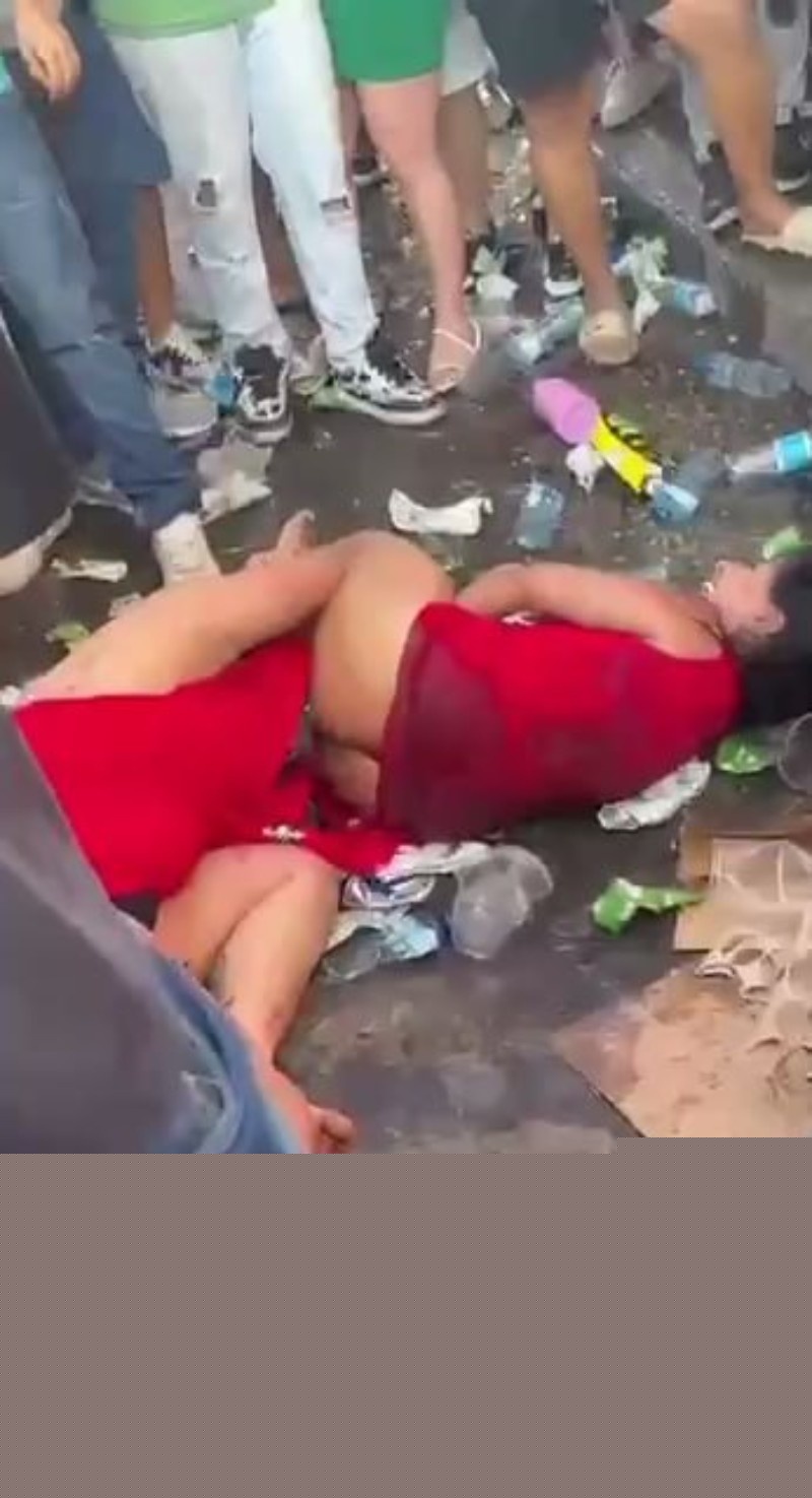 两个女的街头扭打成一团2