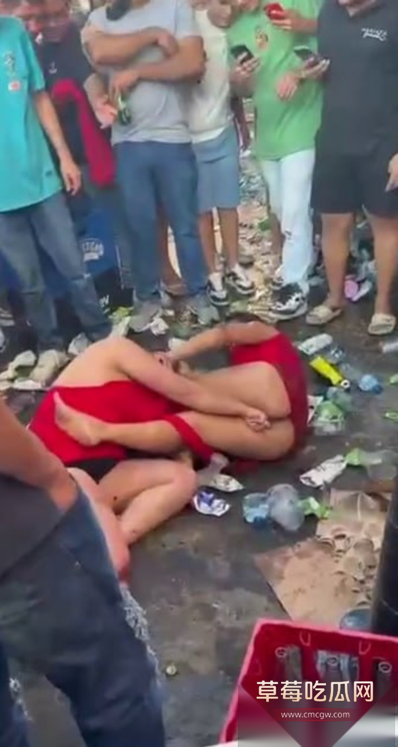 两个女的街头扭打成一团6
