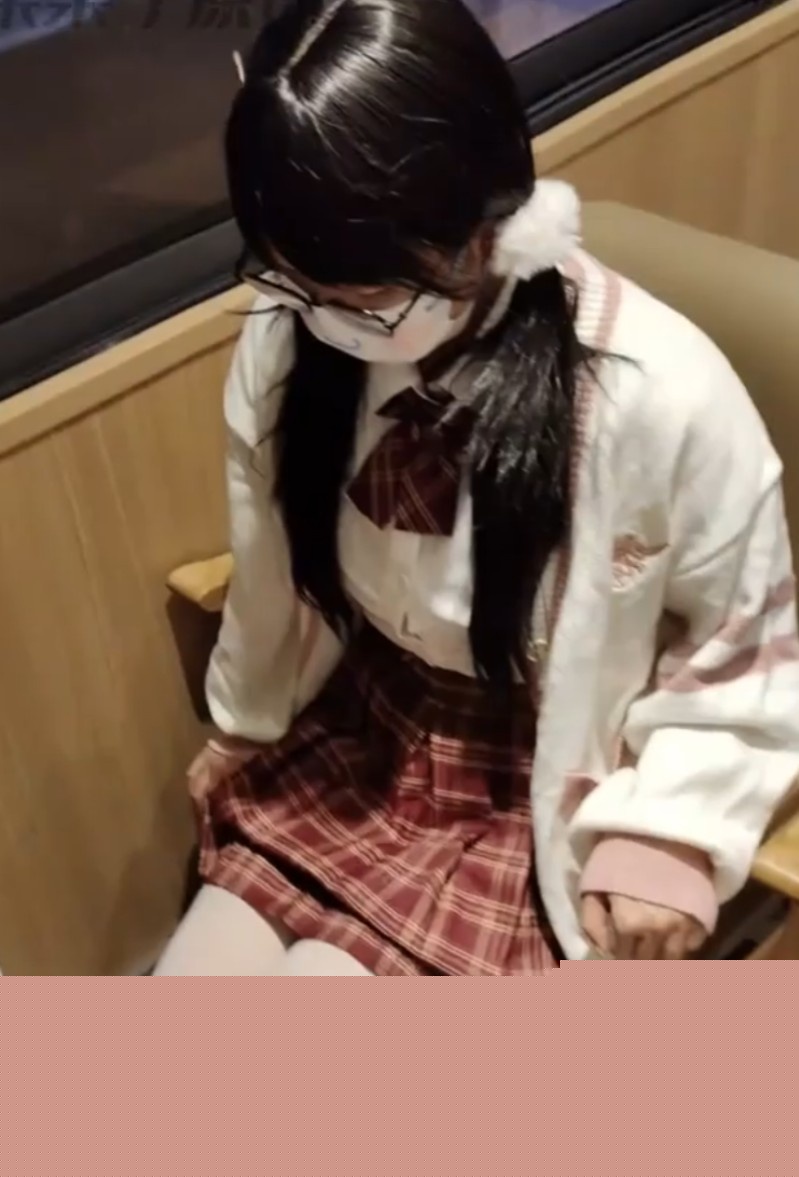 美女被粗绳子绑住手脚4