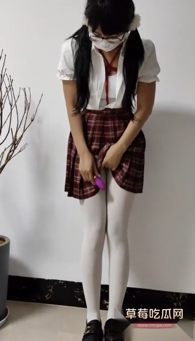 美女被粗绳子绑住手脚5