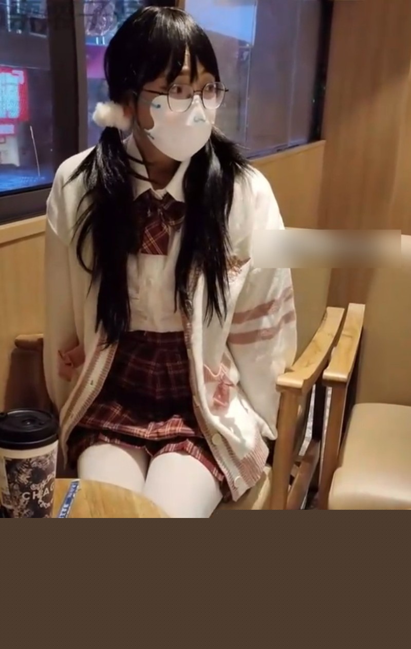 美女被粗绳子绑住手脚6