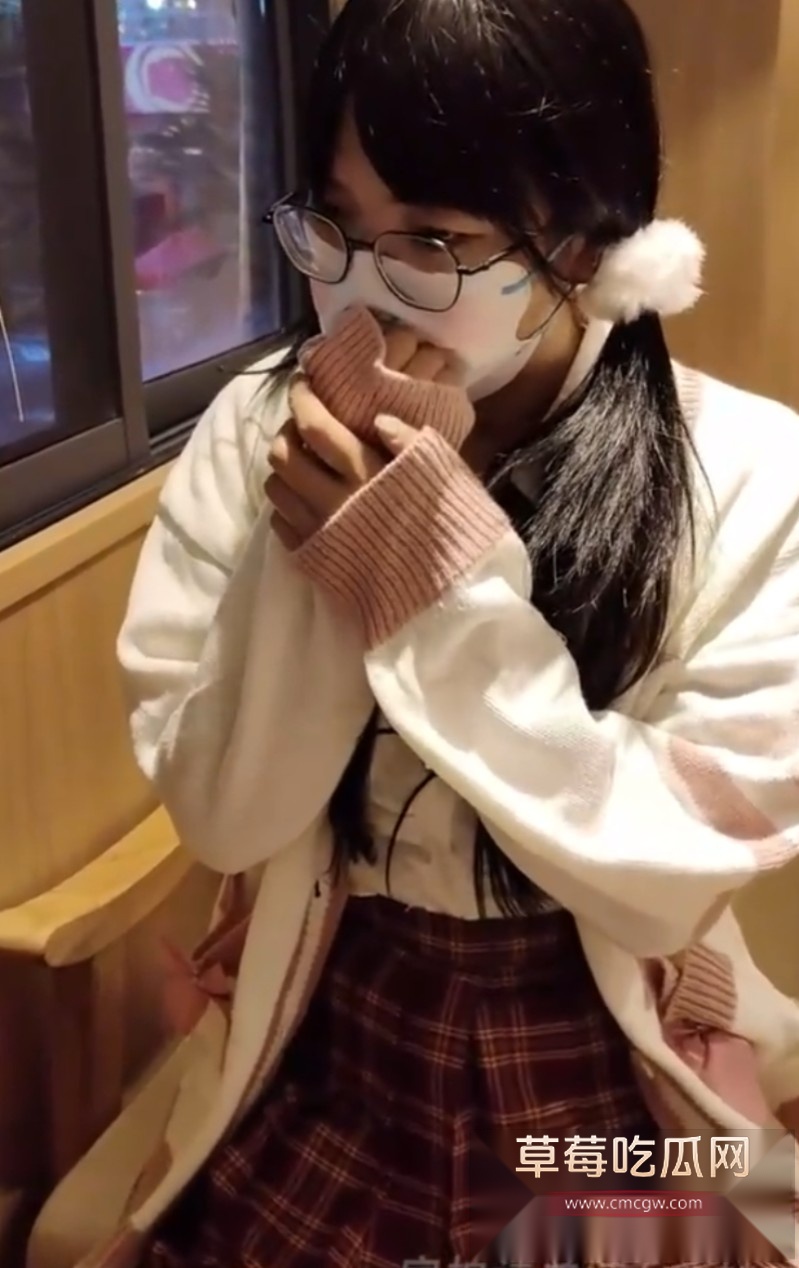 美女被粗绳子绑住手脚7