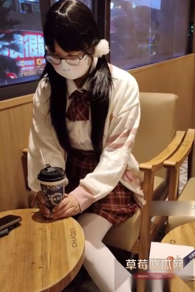 美女被粗绳子绑住手脚8