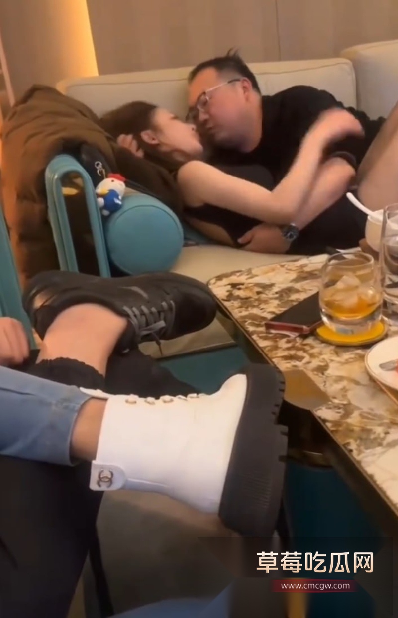 矮胖丑大老板商K点嫩模现场视频曝光 超美嫩妹抗拒接吻 12 矮胖丑大老板商K点嫩模现场视频曝光 超美嫩妹抗拒接吻 12