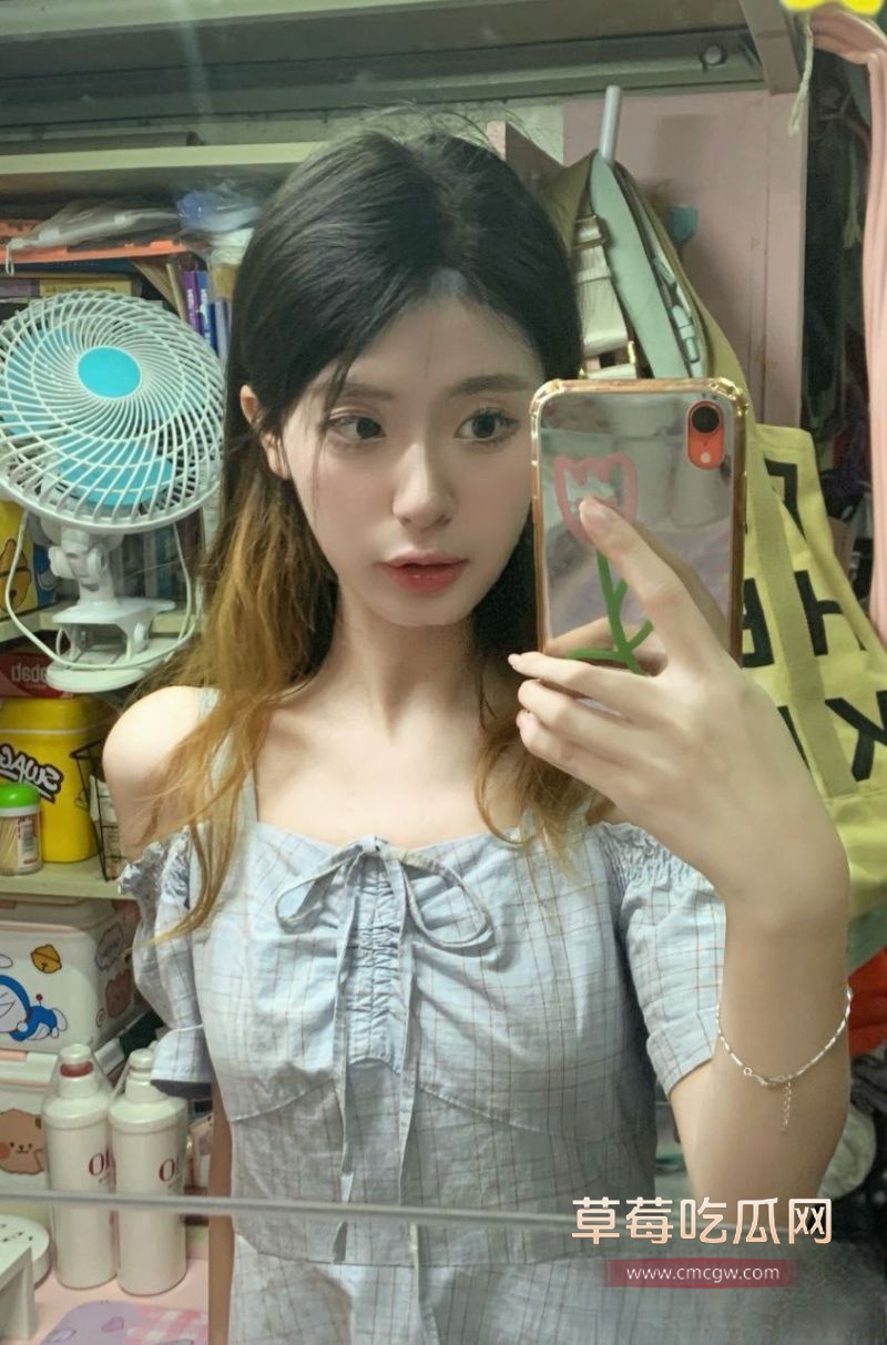 极品校花的精彩自拍图2