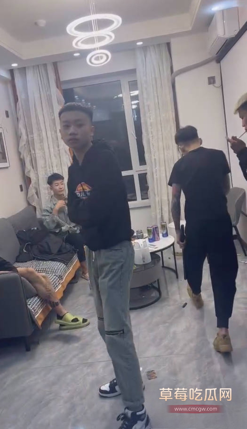 国服李信再度出山!黄毛小伙提刀杀进卧室捉奸 3 国服李信再度出山!黄毛小伙提刀杀进卧室捉奸 3