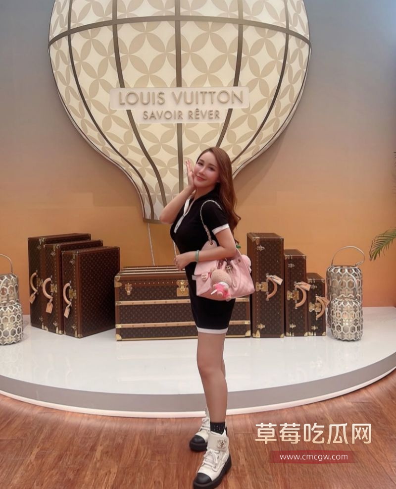 IG32万网红女神华华9 IG32万网红女神华华9