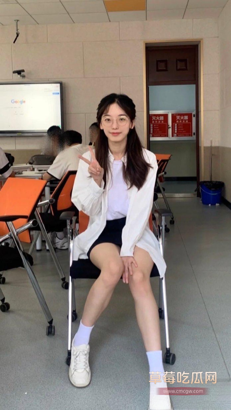 反差眼镜学生妹 16 反差眼镜学生妹 16