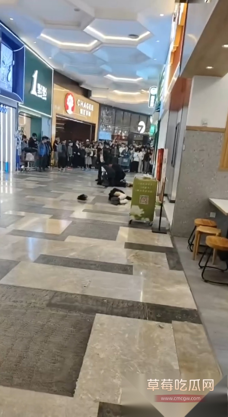 南宁航洋城商场男扮女装者持刀伤人 6 南宁航洋城商场男扮女装者持刀伤人 6
