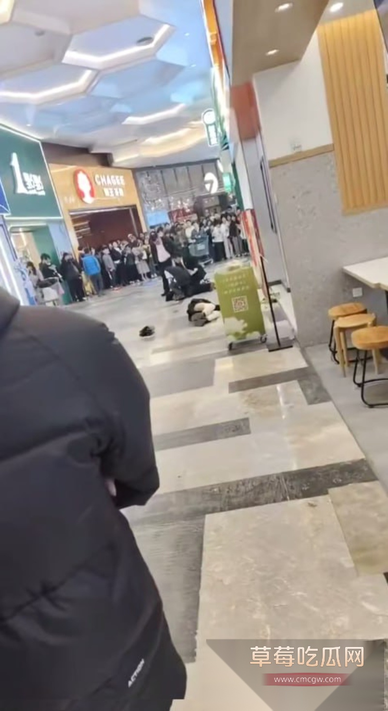 南宁航洋城商场男扮女装者持刀伤人 10 南宁航洋城商场男扮女装者持刀伤人 10