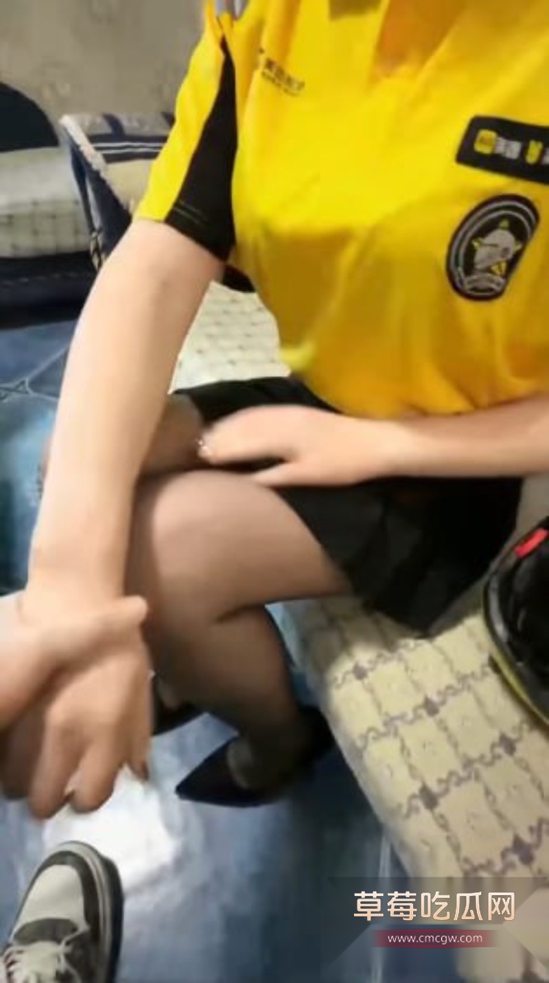 会喷水亲姐姐体验外卖员送逼上门5