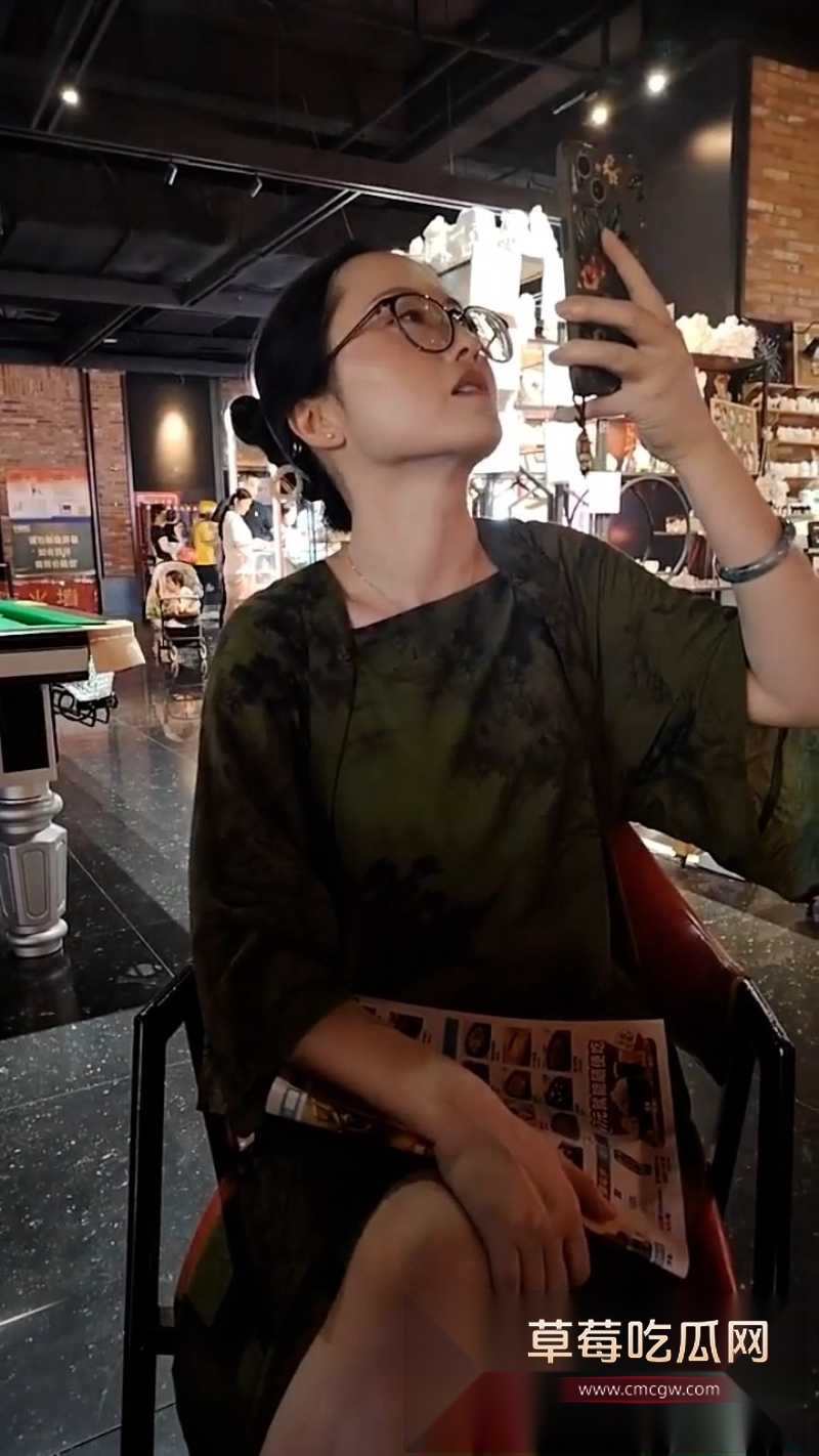 环球影城捉奸现场 老公怒扇带娃出轨妻 1 环球影城捉奸现场 老公怒扇带娃出轨妻 1