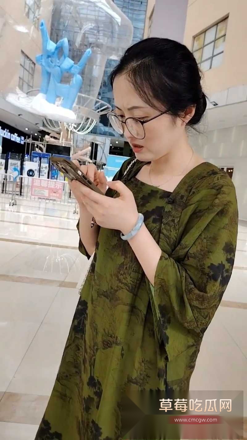 环球影城捉奸现场 老公怒扇带娃出轨妻 3 环球影城捉奸现场 老公怒扇带娃出轨妻 3