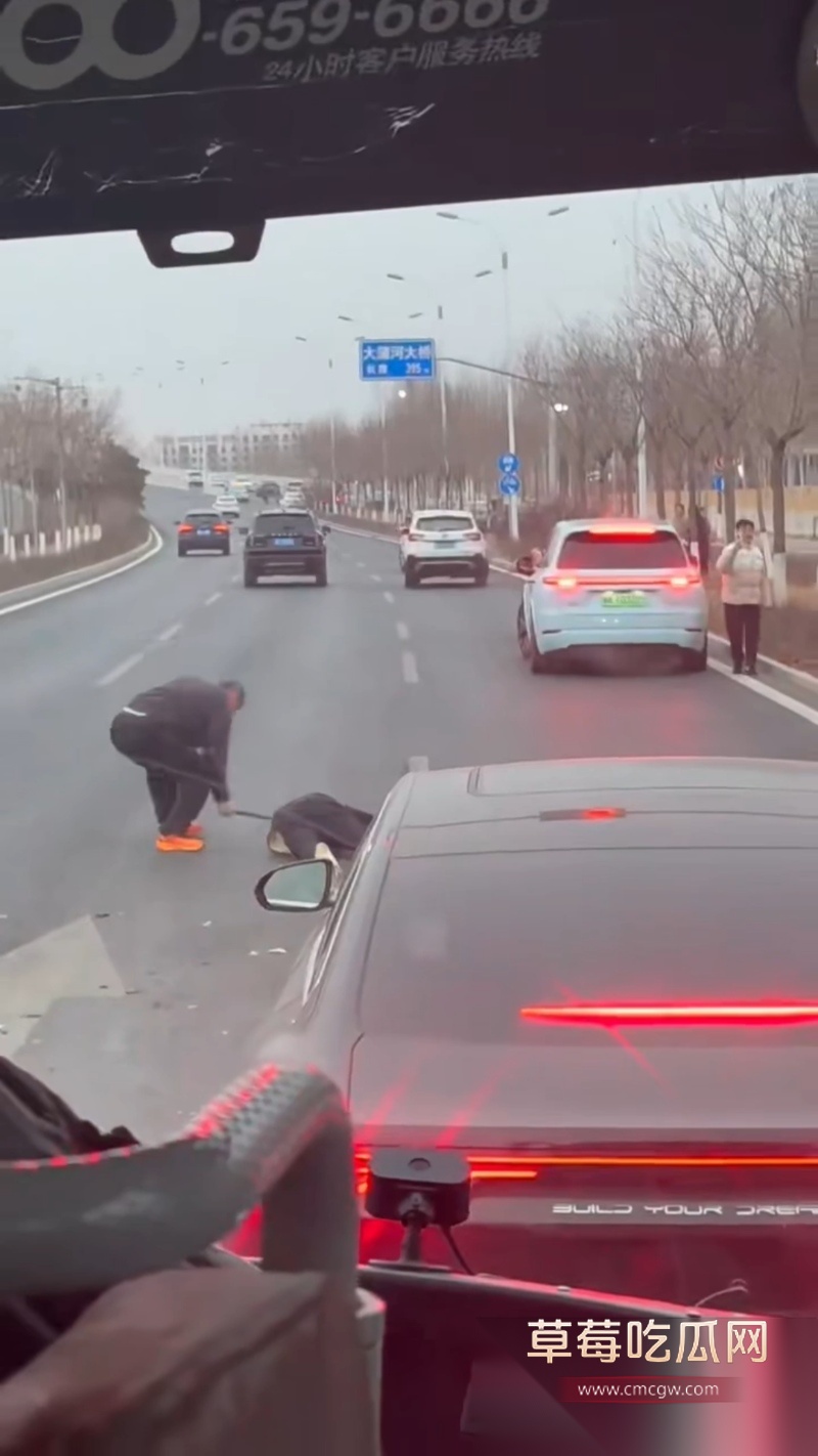 河北公路惊现 斧头砍人 2