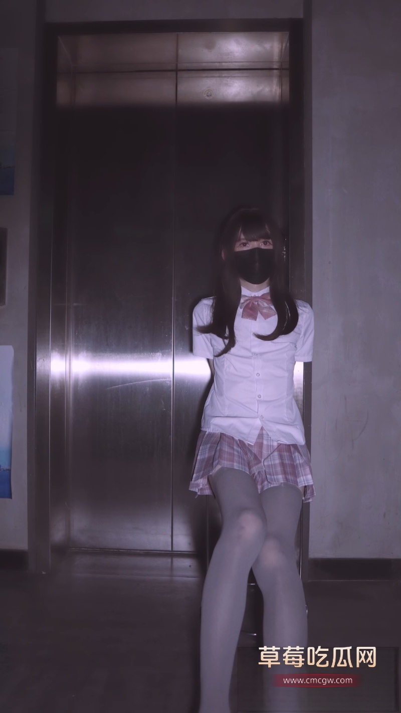 男娘JK灰丝电梯口 2 男娘JK灰丝电梯口 2