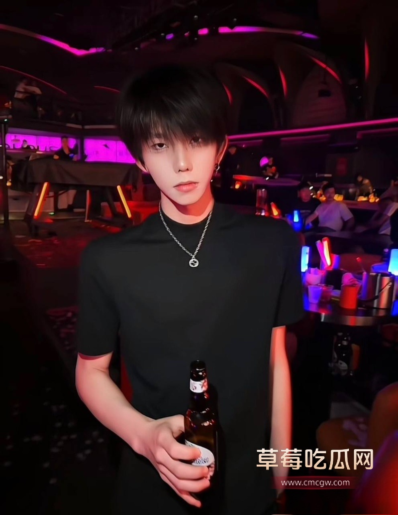 抖音50多万粉男网红 罗琰泽 34