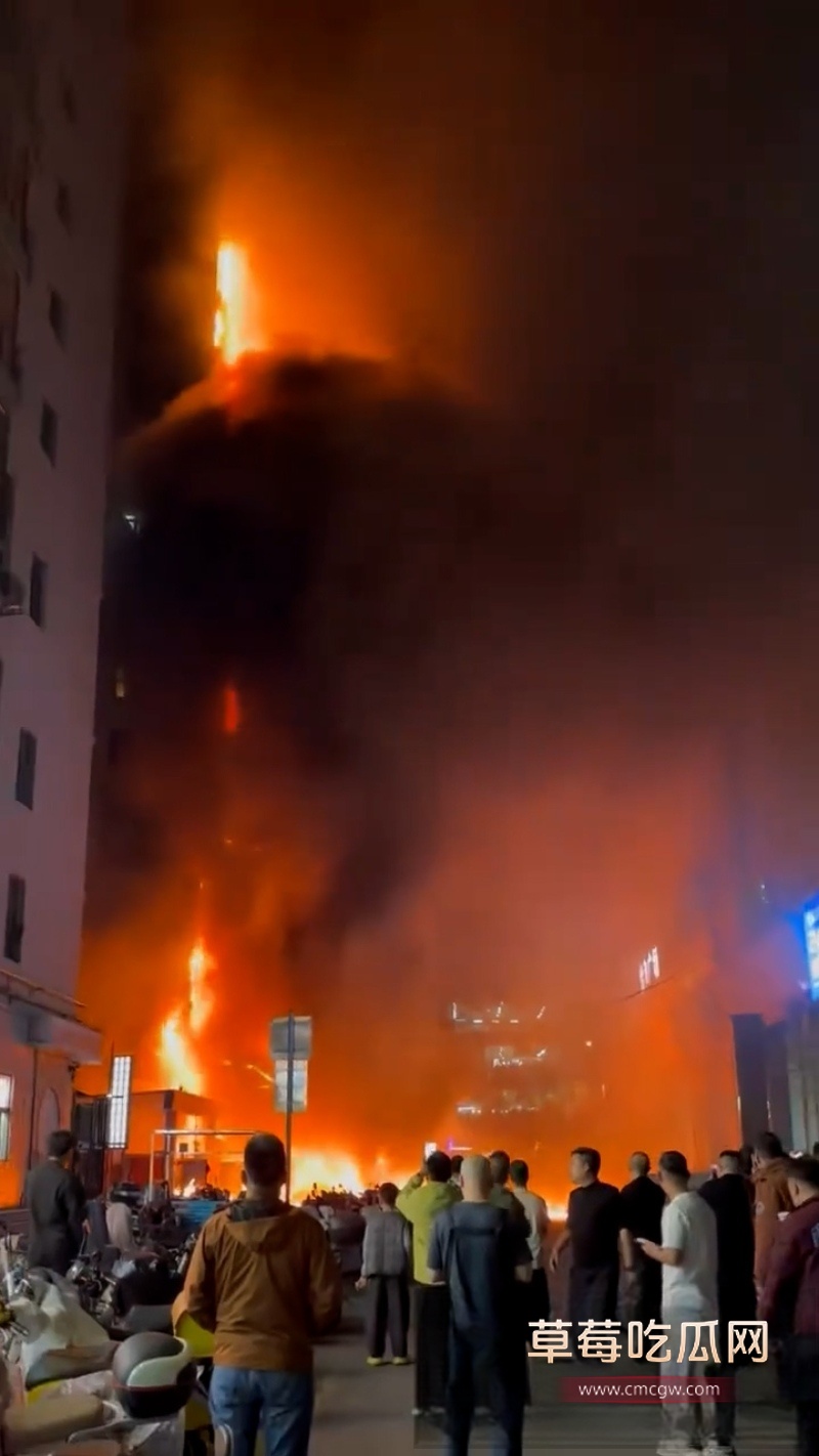 山西太原一高层建筑发生火灾 现场火光冲天 3 山西太原一高层建筑发生火灾 现场火光冲天 3