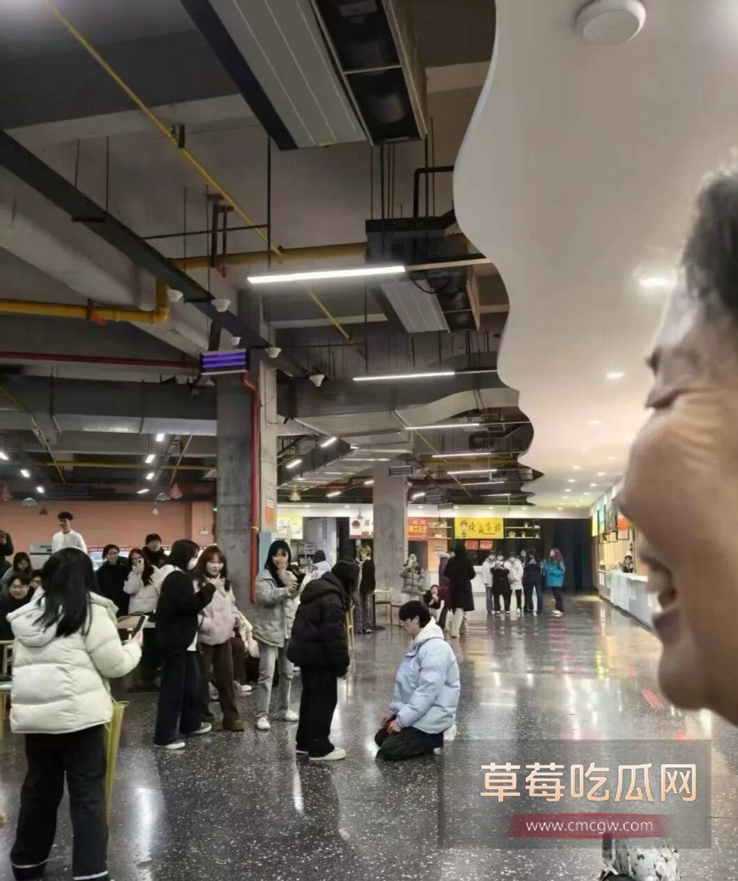 年度校园大瓜 河科大食堂渣男下跪6 年度校园大瓜 河科大食堂渣男下跪6