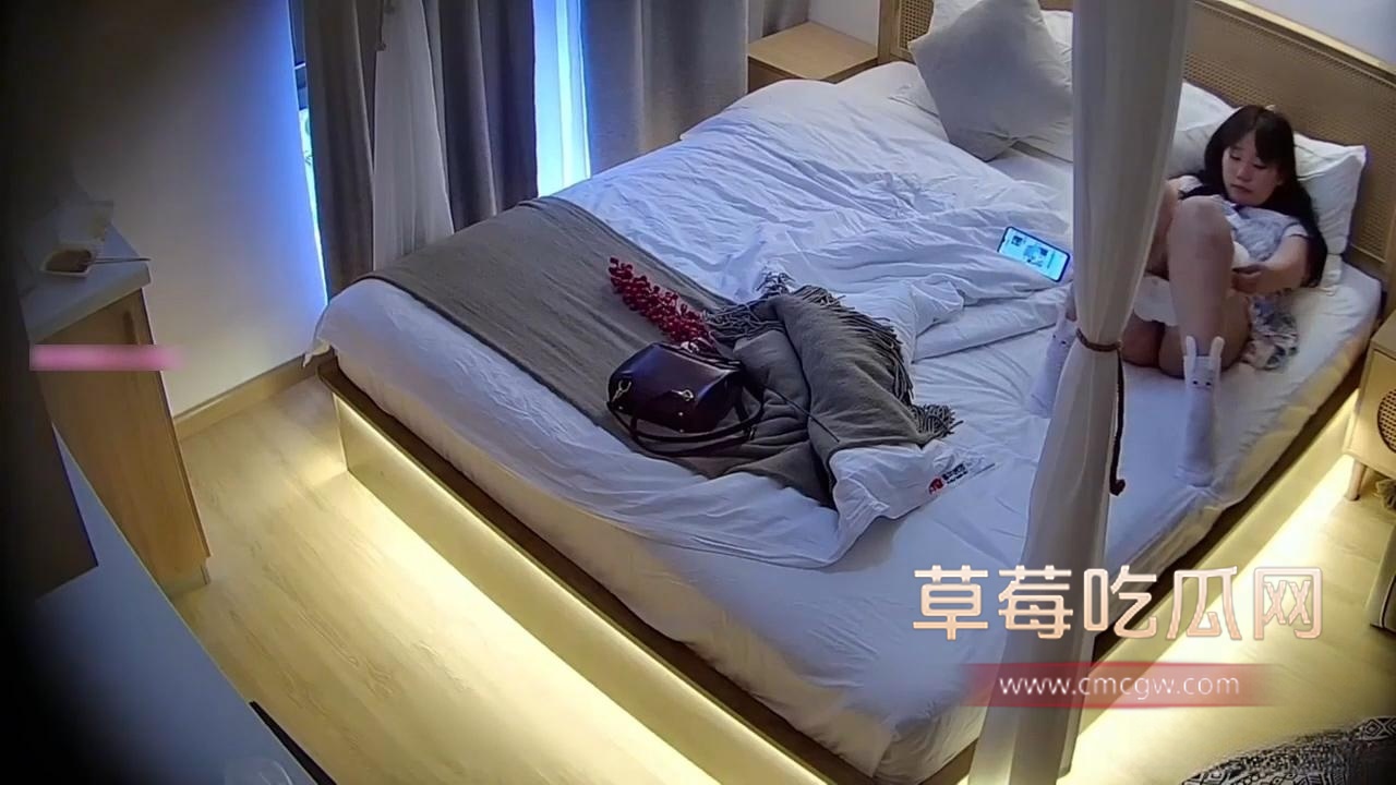 酒店监控偷拍 外表清纯嫩妹独自住酒店自慰1 酒店监控偷拍 外表清纯嫩妹独自住酒店自慰1