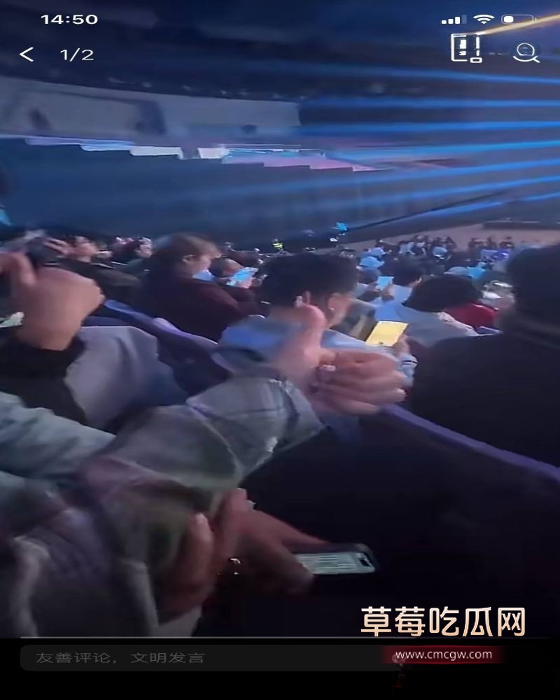 吉利汽车发布会现场 一段现场约炮聊天推上热搜 一个老年观众表演如何搭讪约炮 炸裂无比 12 吉利汽车发布会现场 一段现场约炮聊天推上热搜 一个老年观众表演如何搭讪约炮 炸裂无比 12