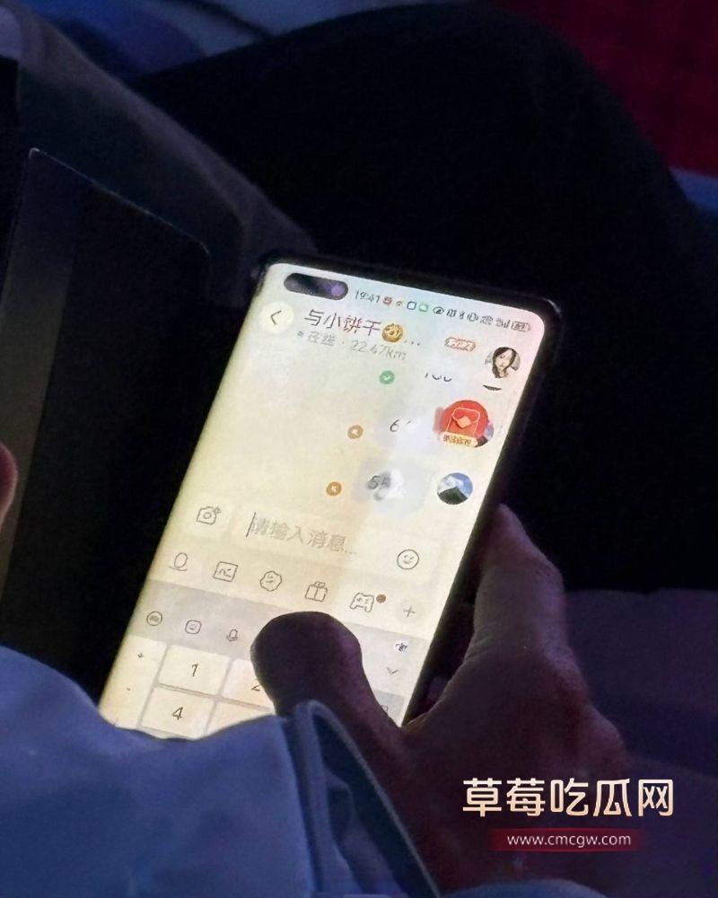 吉利汽车发布会现场 一段现场约炮聊天推上热搜 一个老年观众表演如何搭讪约炮 炸裂无比 1 吉利汽车发布会现场 一段现场约炮聊天推上热搜 一个老年观众表演如何搭讪约炮 炸裂无比 1