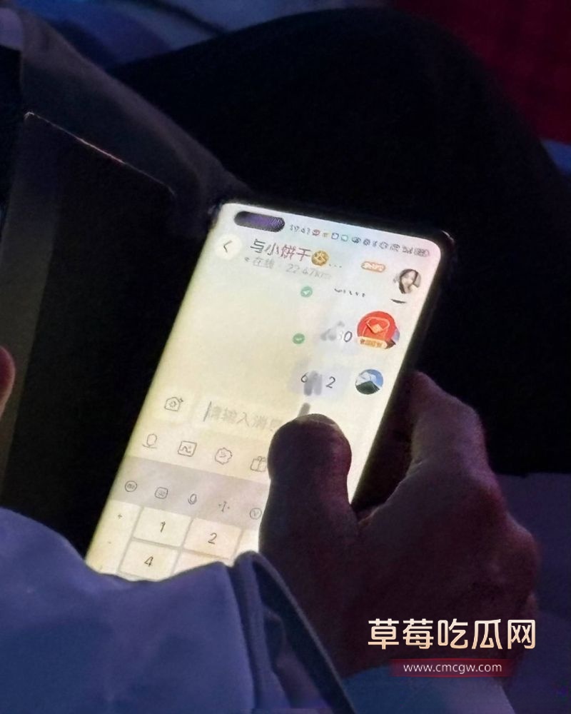吉利汽车发布会现场 一段现场约炮聊天推上热搜 一个老年观众表演如何搭讪约炮 炸裂无比 2 吉利汽车发布会现场 一段现场约炮聊天推上热搜 一个老年观众表演如何搭讪约炮 炸裂无比 2