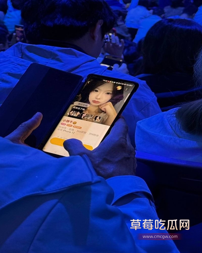 吉利汽车发布会现场 一段现场约炮聊天推上热搜 一个老年观众表演如何搭讪约炮 炸裂无比 5 吉利汽车发布会现场 一段现场约炮聊天推上热搜 一个老年观众表演如何搭讪约炮 炸裂无比 5