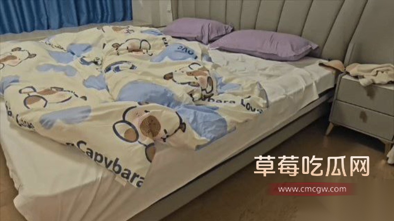 模仿老爸从浴室把妈妈干到床上 4 模仿老爸从浴室把妈妈干到床上 4