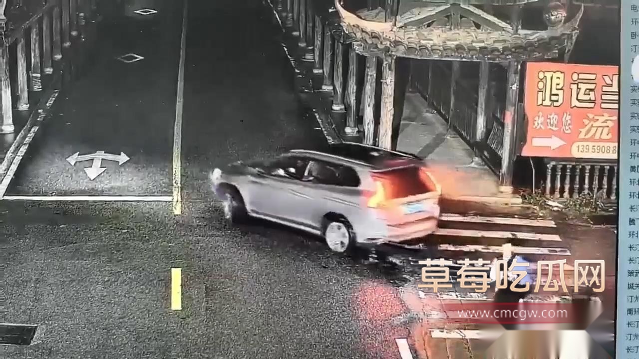 高颜值美妻新手开车操作不当疑似酒驾 致使银色SUV失控坠河1 高颜值美妻新手开车操作不当疑似酒驾 致使银色SUV失控坠河1