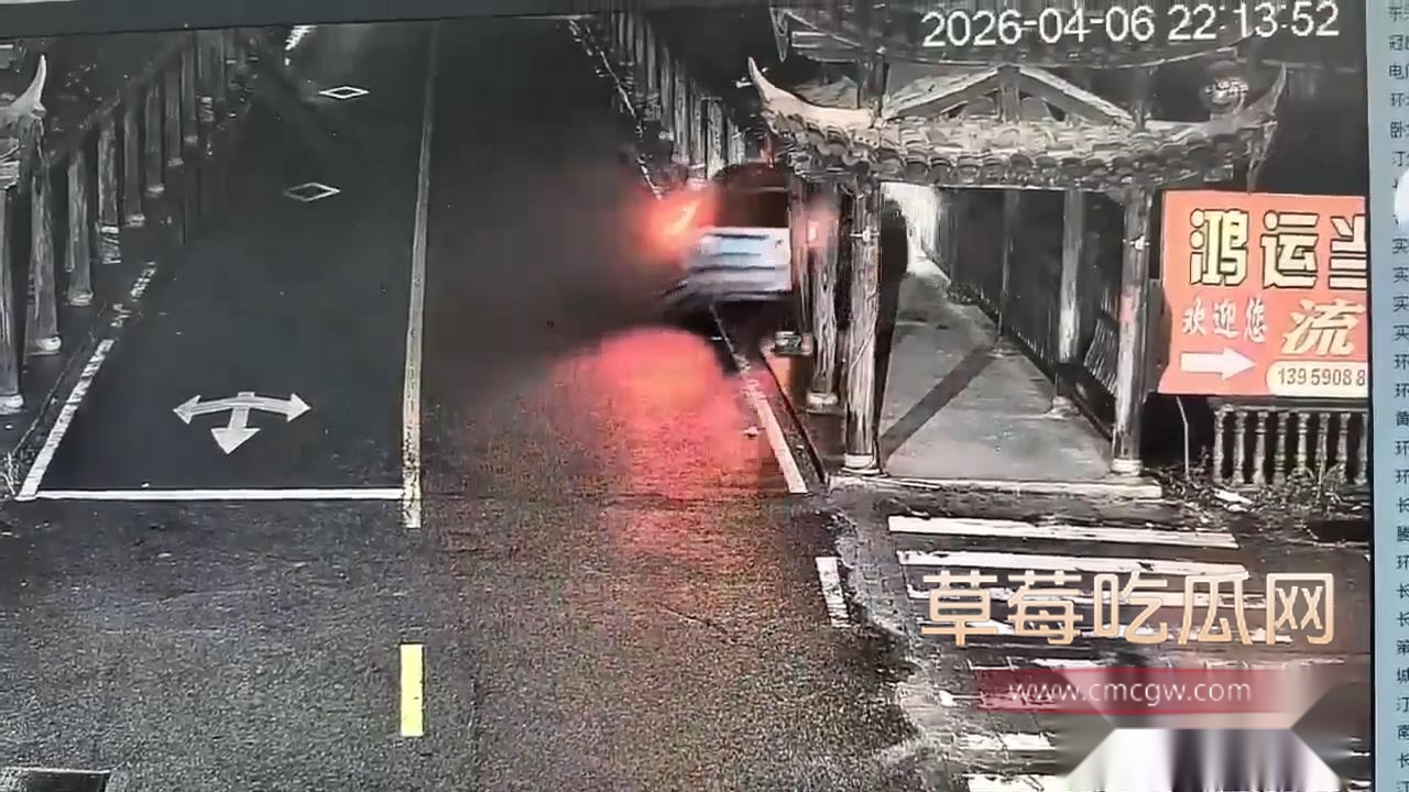 高颜值美妻新手开车操作不当疑似酒驾 致使银色SUV失控坠河2 高颜值美妻新手开车操作不当疑似酒驾 致使银色SUV失控坠河2