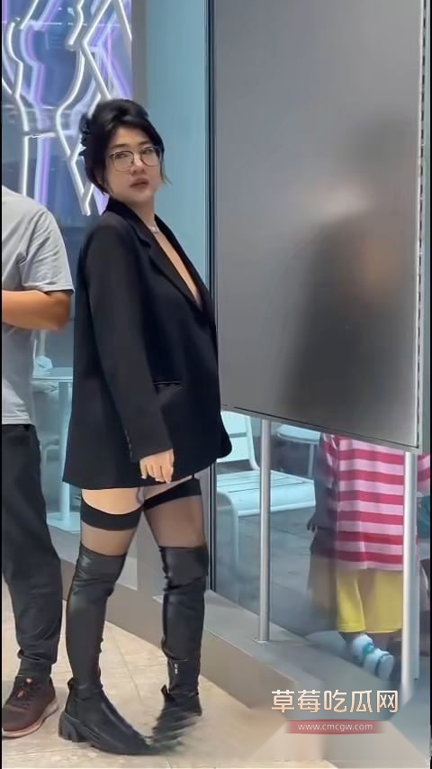 商场脱光衣服全裸露出吃面 5 商场脱光衣服全裸露出吃面 5