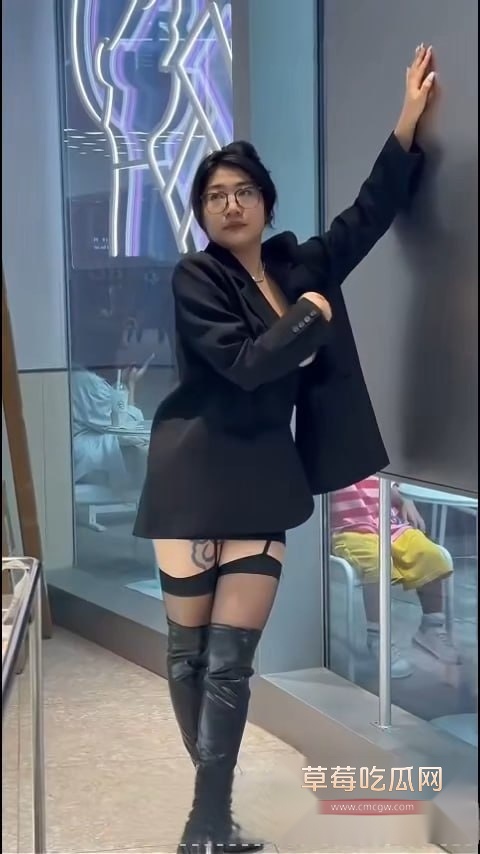商场脱光衣服全裸露出吃面 6 商场脱光衣服全裸露出吃面 6