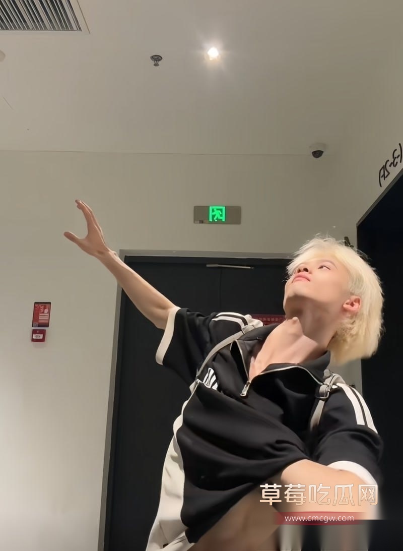 上海欢乐谷前男团NPC YMeey易明 5 上海欢乐谷前男团NPC YMeey易明 5