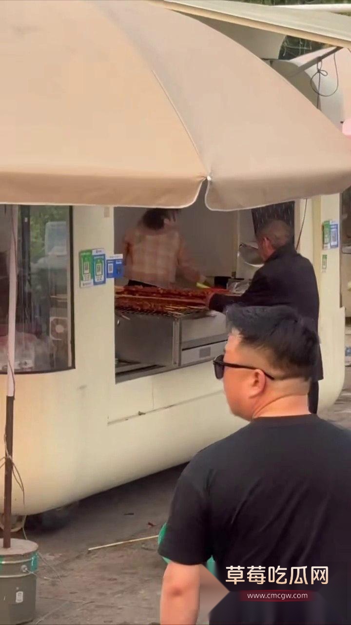烧烤店老板娘霸气护店1 烧烤店老板娘霸气护店1