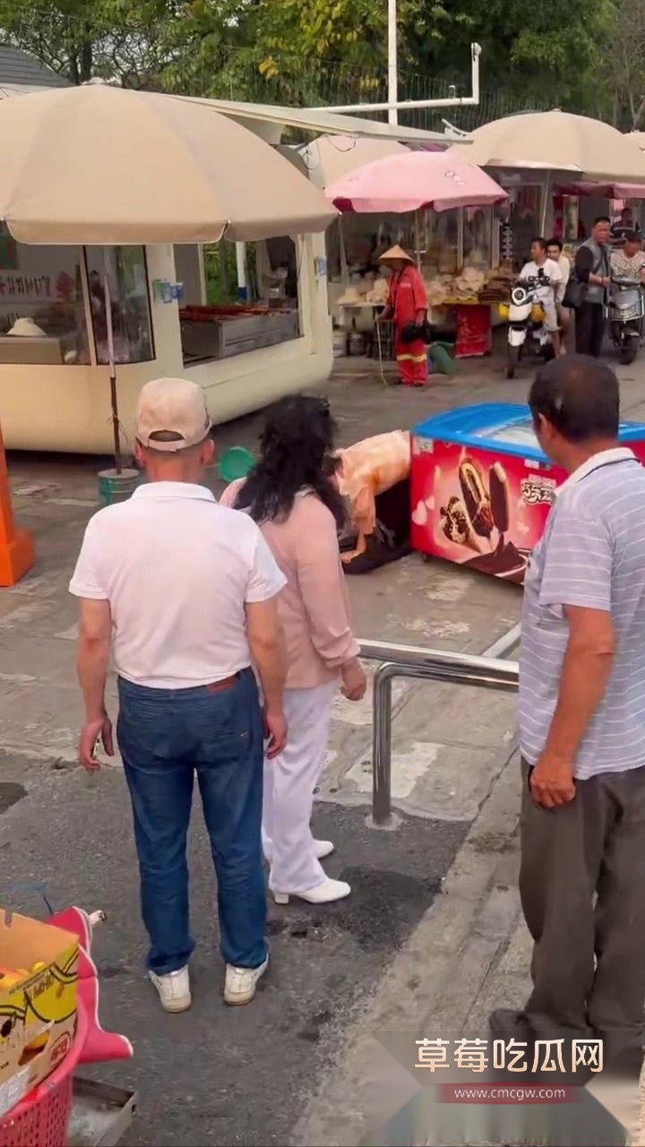 烧烤店老板娘霸气护店7 烧烤店老板娘霸气护店7