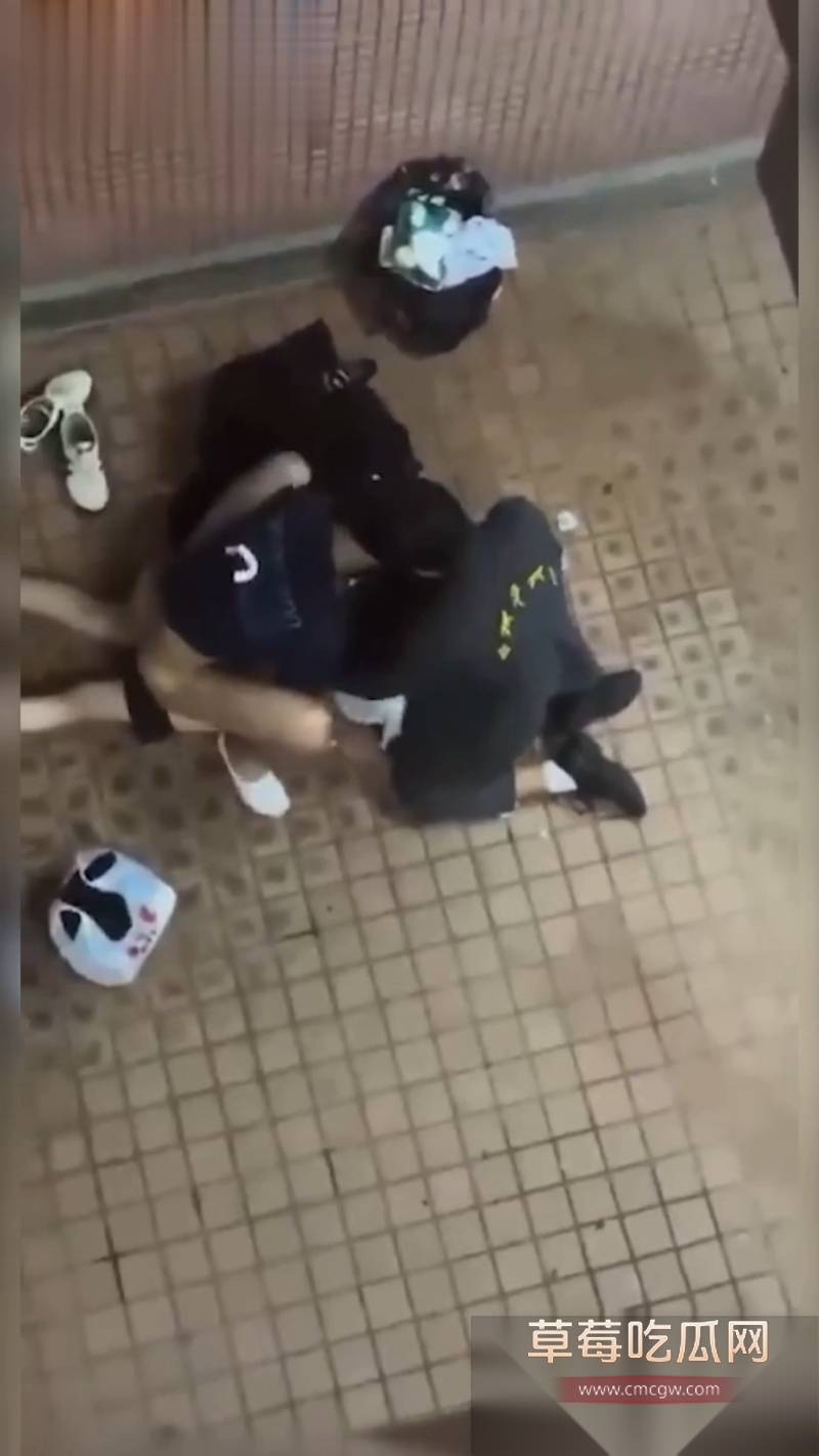 香港屋苑平台3P性爱派对被曝光 3