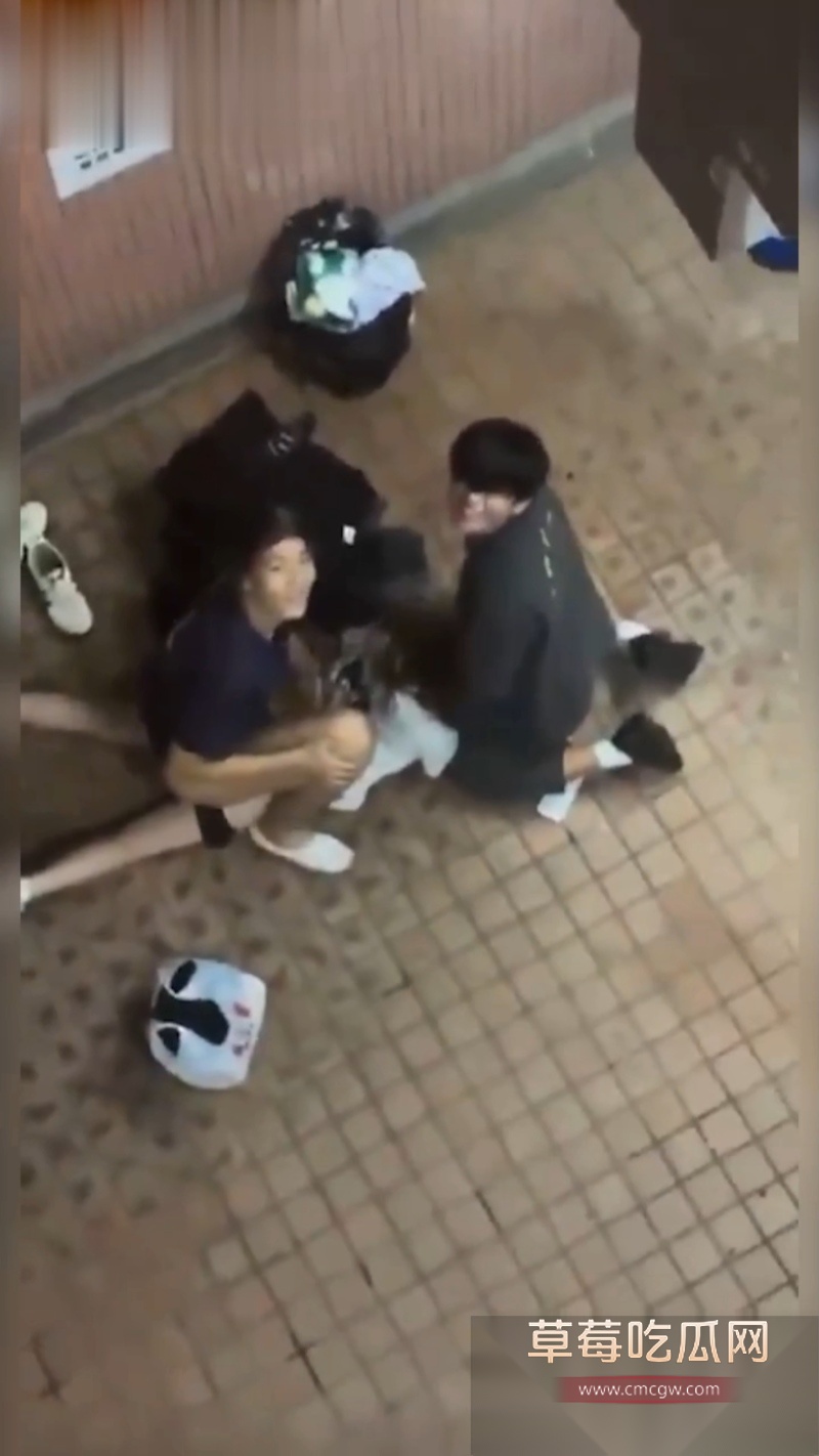 香港屋苑平台3P性爱派对被曝光 4