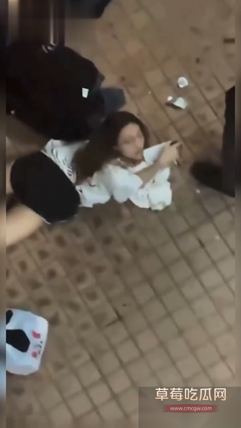 香港屋苑平台3P性爱派对被曝光 6