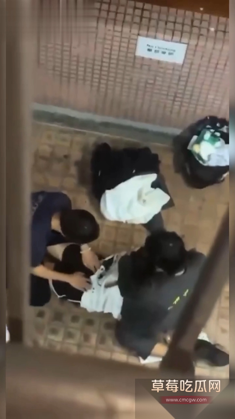 香港屋苑平台3P性爱派对被曝光 7