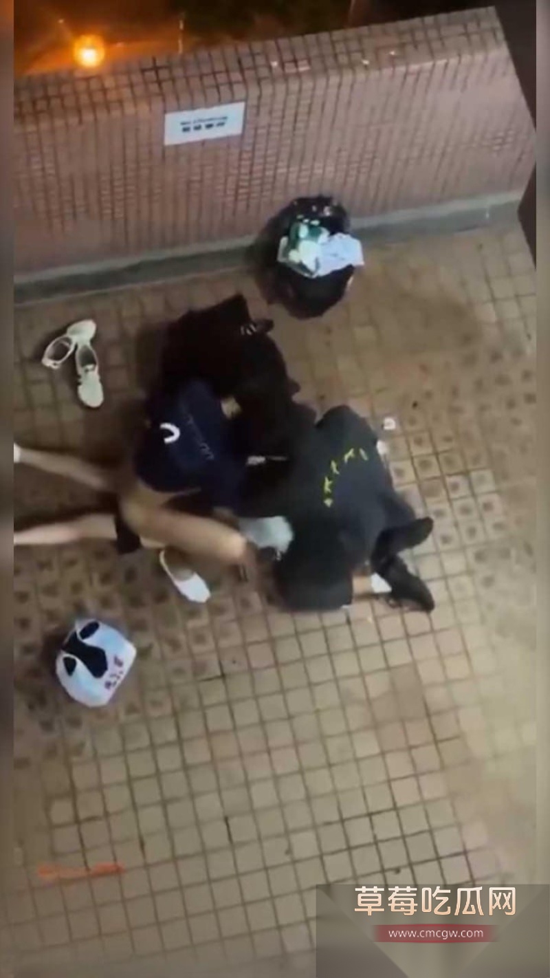 香港屋苑平台3P性爱派对被曝光 8
