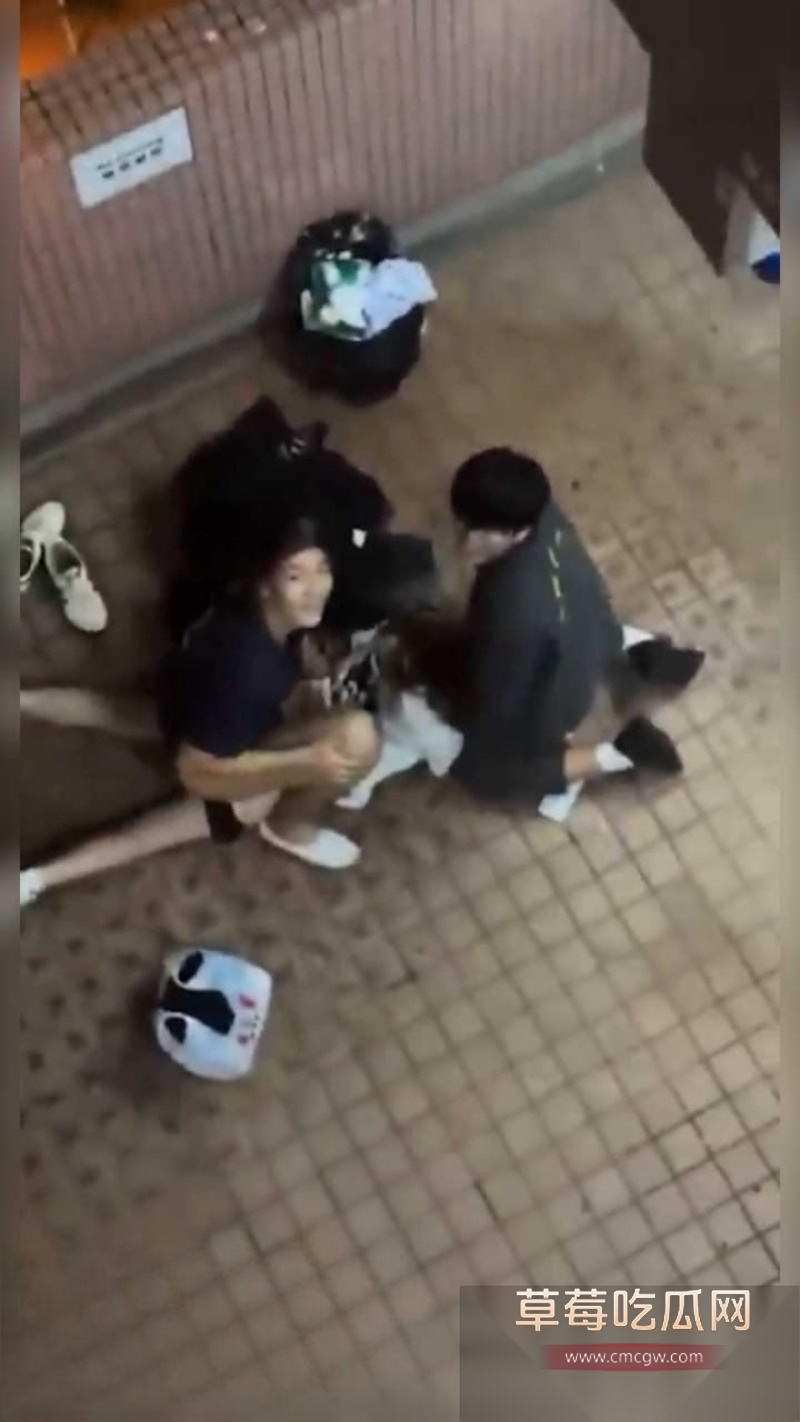 香港屋苑平台3P性爱派对被曝光 9