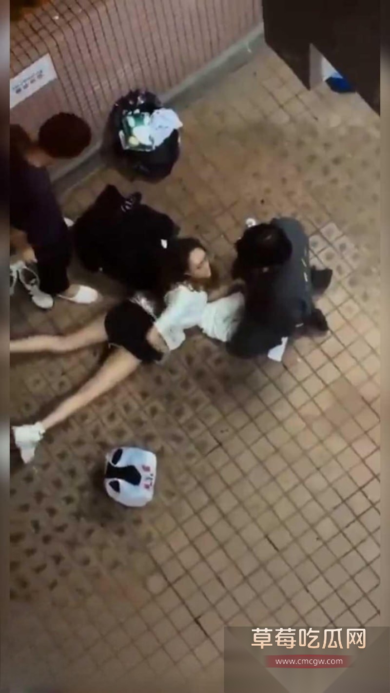 香港屋苑平台3P性爱派对被曝光 10
