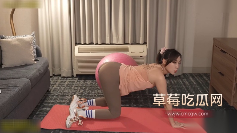 撕开女友室友的超薄瑜伽裤 1