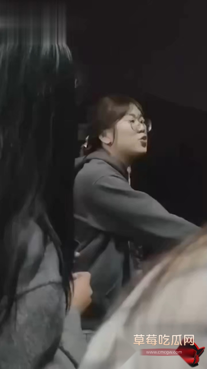 某大学男学生男扮女装勇闯女浴室 5 某大学男学生男扮女装勇闯女浴室 5