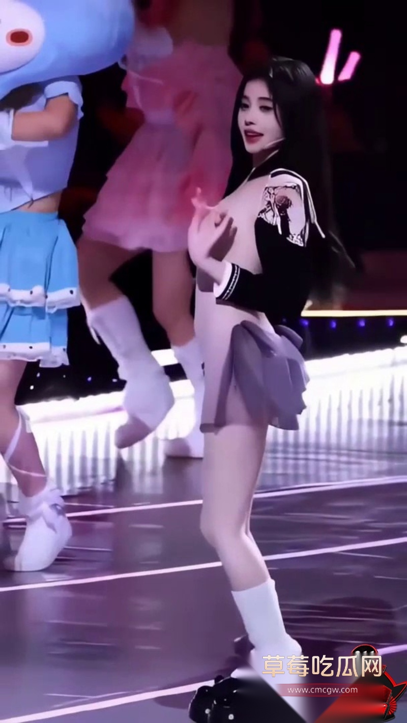 AI魔改多位明星和抖音女网红全裸热舞 12