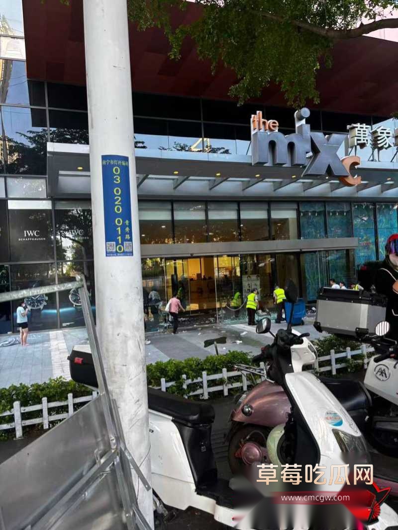 张凌赫狂热女粉丝挤碎玻璃门 9 张凌赫狂热女粉丝挤碎玻璃门 9